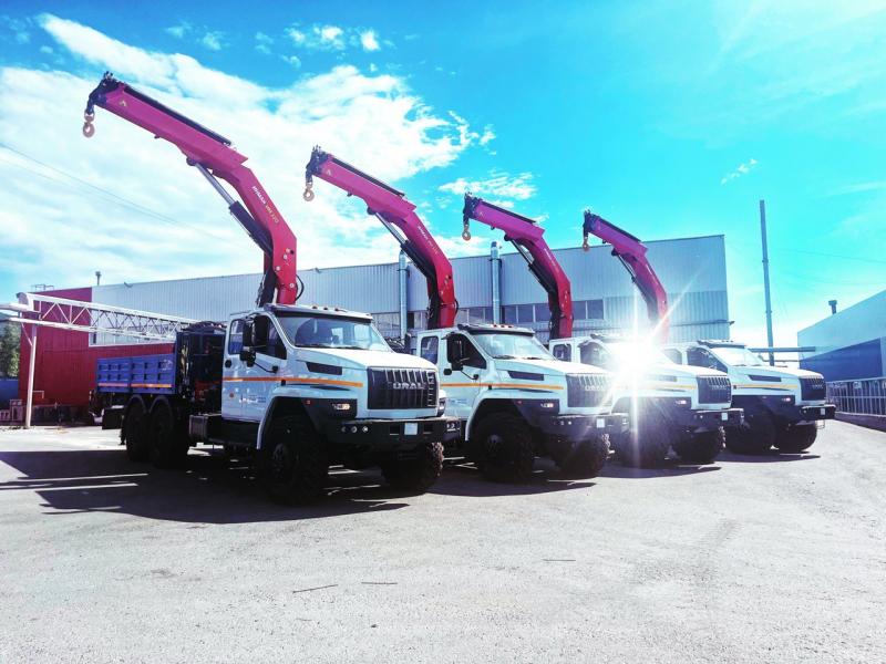 Шесть бортовых автомобиля с КМУ ИМ 320 на шасси УРАЛ NEXT