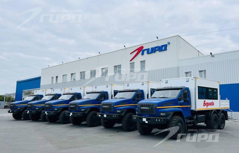 13 вахтовых автобусов БЕРЛОГА с бортовой платформой